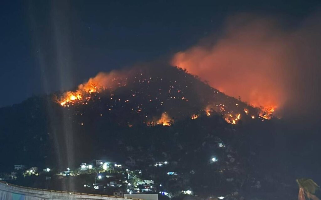 Vientos complican combate a incendios en Acapulco