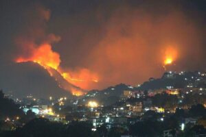 Vientos complican combate a incendios en Acapulco