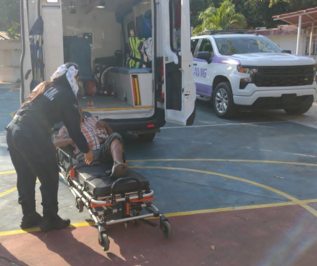 Auxilian a abuelito en situación de calle en Cancún 