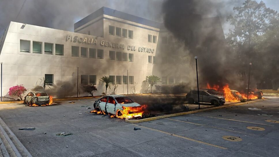 Se entregan a Fiscalía policías relacionados a asesinato de normalista de Ayotzinapa