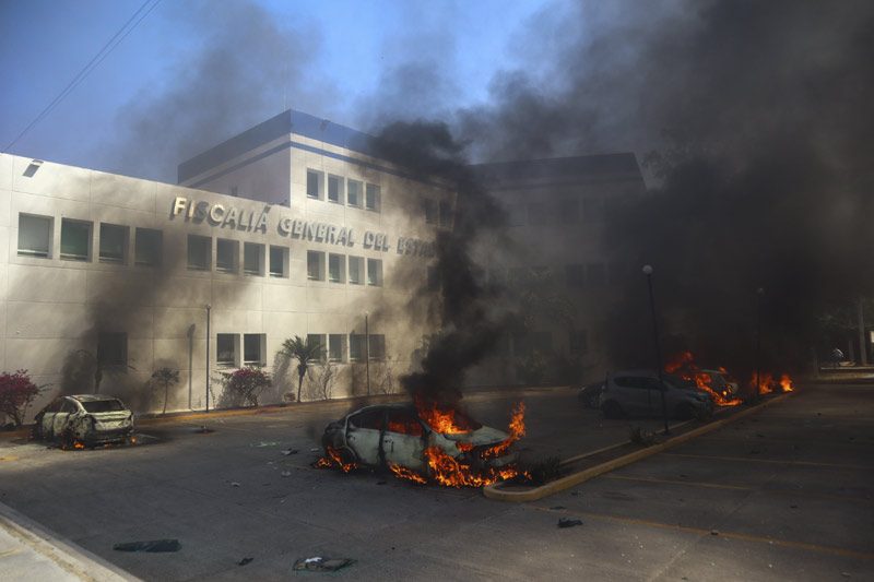 jg automoviles incendiados estacionamiento fiscalia general estado protesta normalistas ayotzinapa120324 1132x670 1