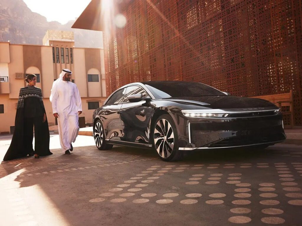 "Explora alternativas" Invierte Arabia Saudí en vehículos eléctricos en EE.UU.