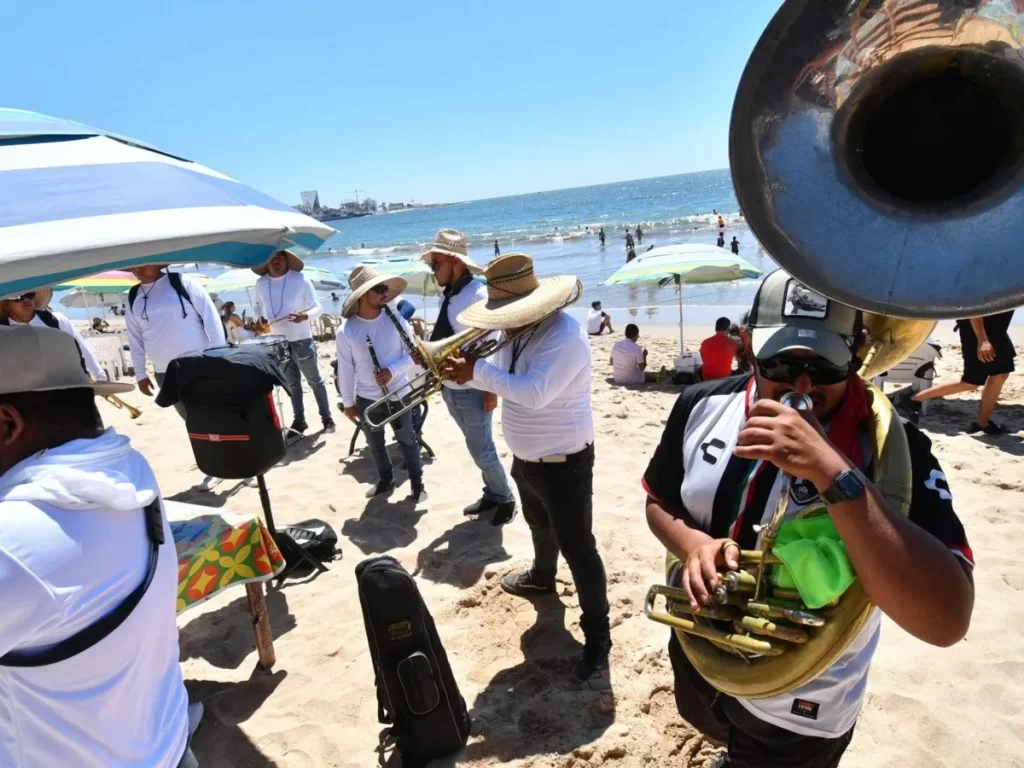 ¡Qué suene la banda! Marchan músicos en Mazatlán por intento de prohibición en el Malecón