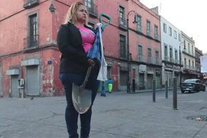 Madre buscadora lleva pala a AMLO con la que busca a su hijo desaparecido