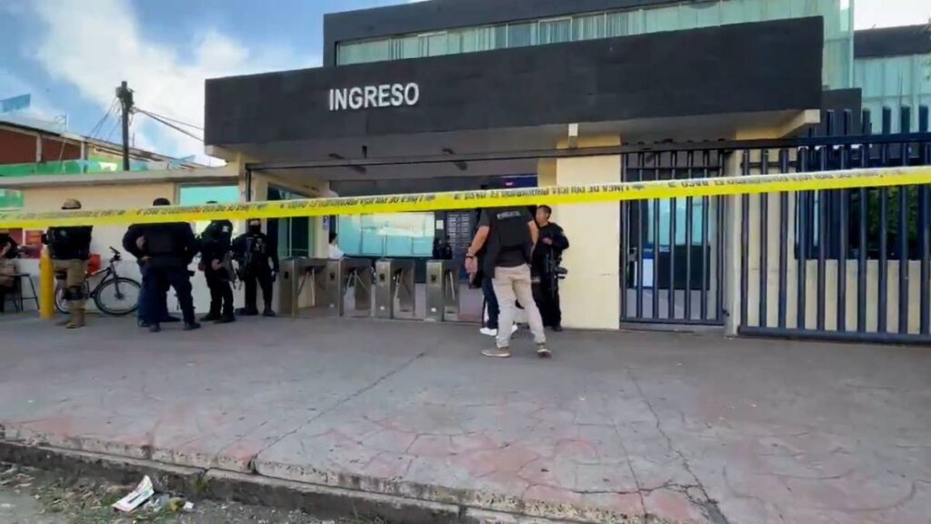 ¿Cómo ingresó? Asesina hombre a dos mujeres en universidad de Guadalajara