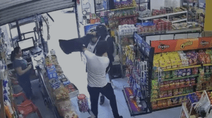 Así fue el violento robo en una tienda de abarrotes en Cancún (VIDEO)