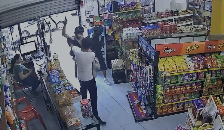 Así fue el violento robo en una tienda de abarrotes en Cancún (VIDEO)