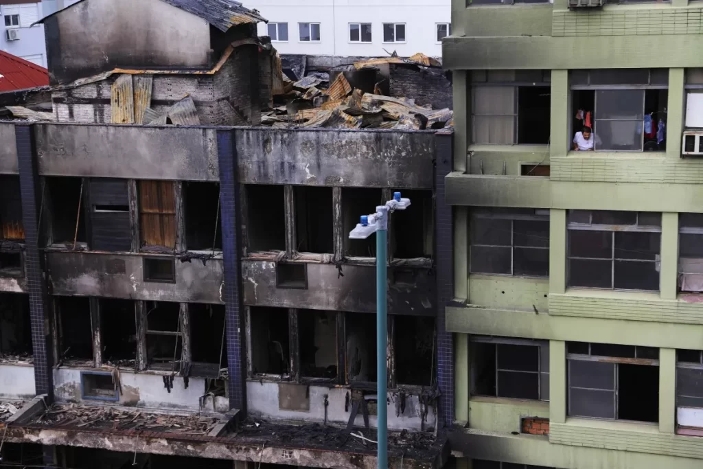 10 muertos en incendio en albergue de Brasil