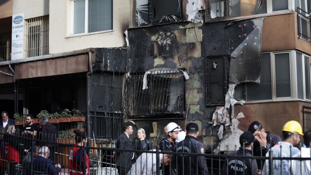 27 muertos en incendio en discoteca en Estambul