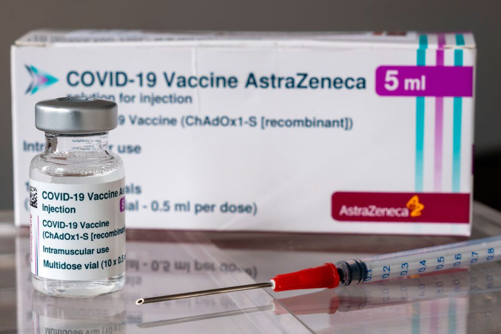 AstraZeneca reconoce que su vacuna contra Covid-19 podría provocar trombosis.