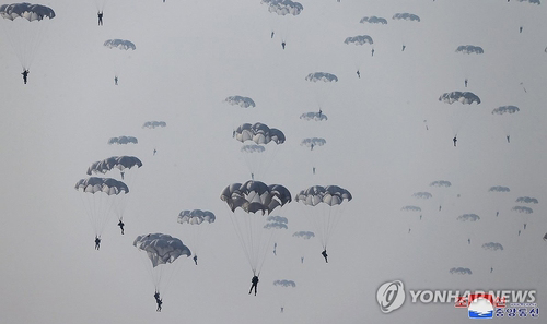 Deja varias víctimas ejercicios militares de paracaidismo en Corea del Norte