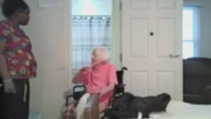 Cuidadora golpea a abuelita de 93 anos VIDEO