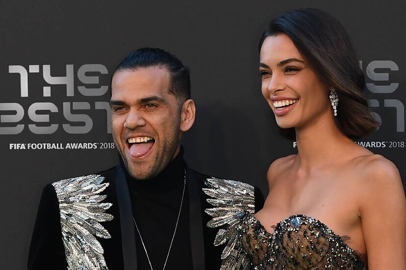 Esposa de Dani Alves es criticada tras compartir foto con el futbolista