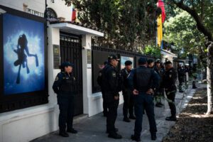 Casa Blanca condena uso de fuerza en embajada de México en Ecuador