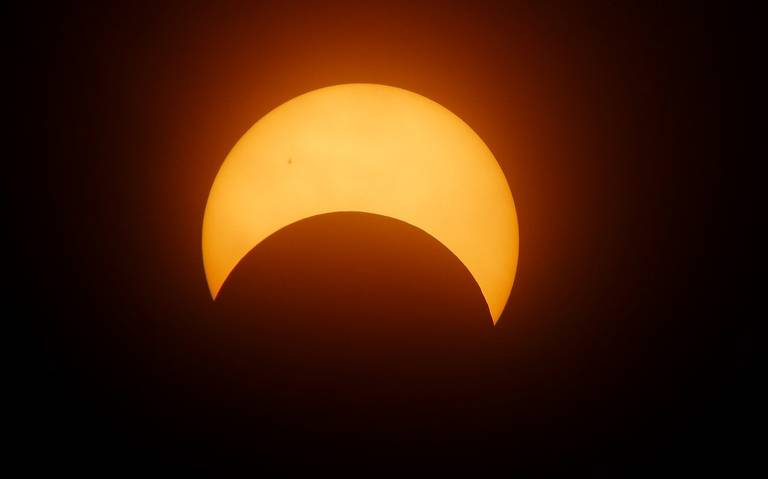 Los eclipses solares son un fenomeno astronomico que se pueden observar a simple vista