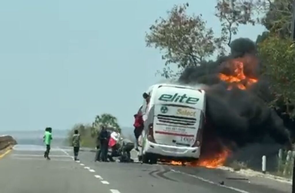 Pasajeros saltan de la venta de camión incendiado (VIDEO)