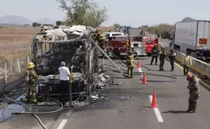 Pasajeros saltan de la venta de camion incendiado VIDEO