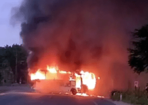 Quema de vehículos en Tabasco deja 2 muertos y 4 detenidos