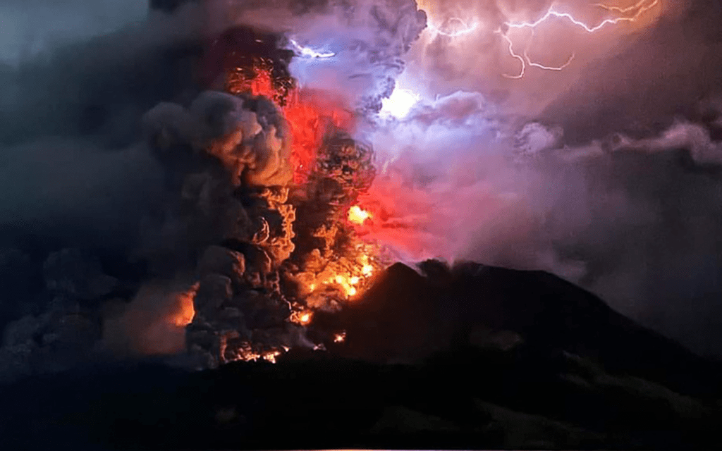 Volcán en Indonesia hace erupción y provoca evacuaciones (VIDEO)