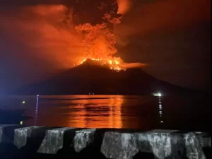 Volcan en Indonesia hace erupcion y provoca evacuaciones VIDEO