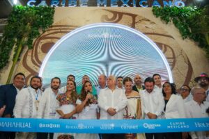 Cortan el listón inaugural del Pabellón del Caribe Mexicano en la 48ª edición del Tianguis Turístico en Acapulco.