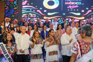 Cortan el listón inaugural del Pabellón del Caribe Mexicano en la 48ª edición del Tianguis Turístico en Acapulco.