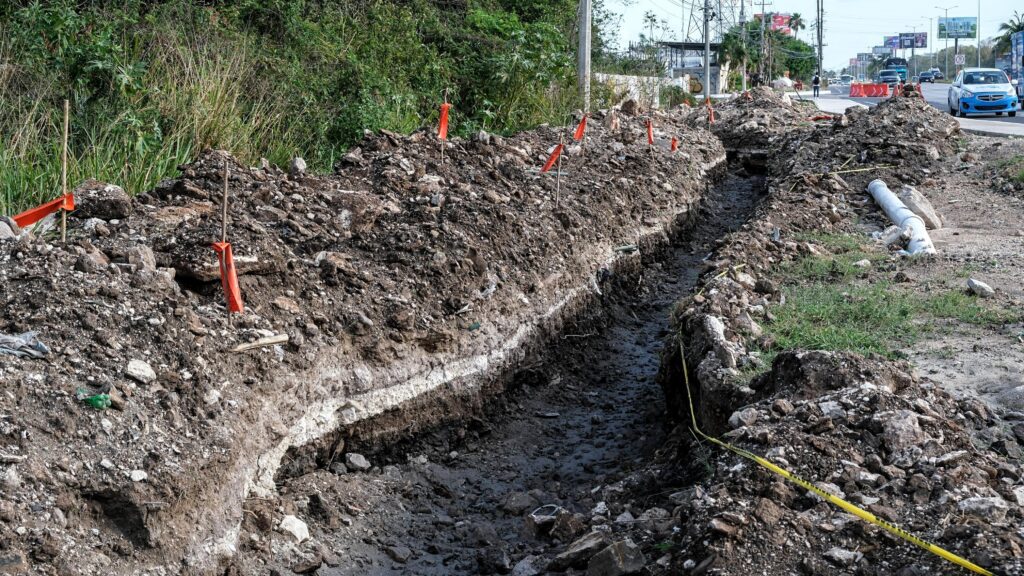 CFE avanzan con cableado subterráneo en el bulevar Colosio de Cancún