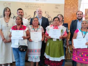 Artesana de Kopchén representa a México en Premio Iberoamericano de Artesanías