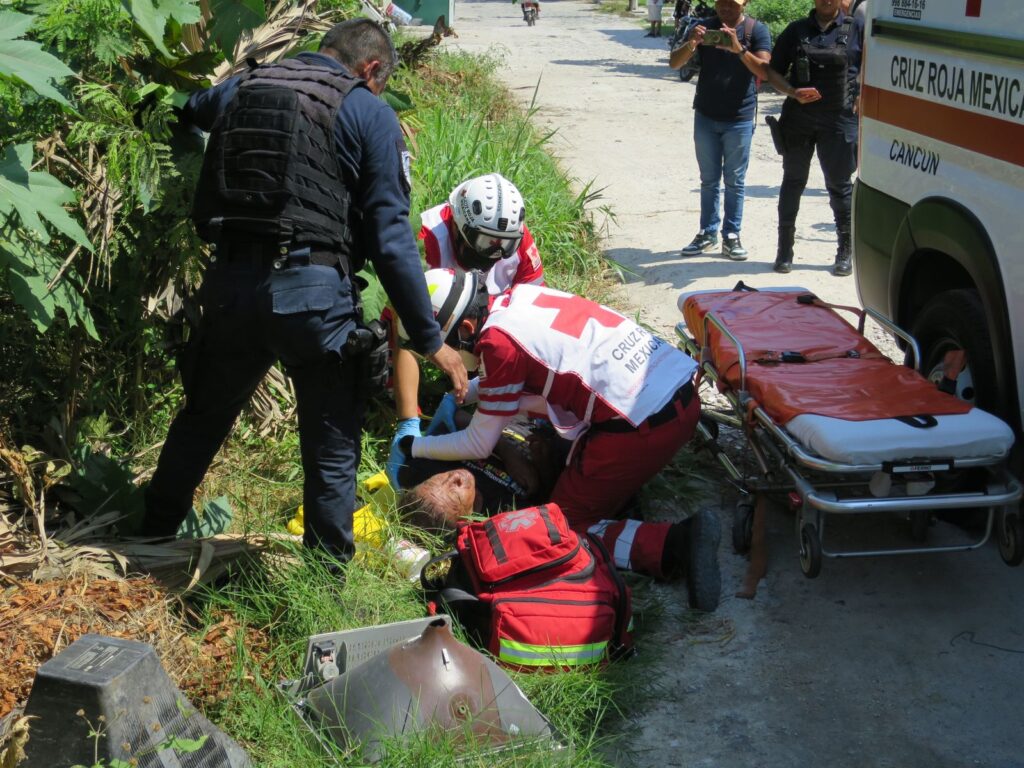 Cancún: Hallan a hombre inconsciente en área verde de Corales