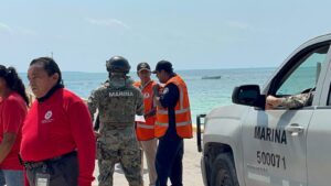 Camioneta de paquetería cae de ferri en Punta Sam por descuido de trabajador 