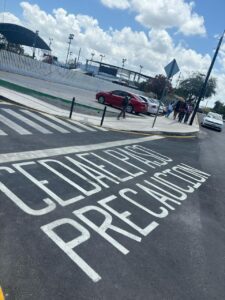 ¡Vergüenza! Señalan errores en señalización vial en calle de Cancún