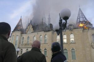 los ciudadanos ven arder el castillo de harry potter en odesa