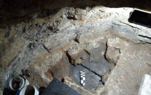 Hallan captador de agua chultun y restos óseos en Zona Arqueológica de Tulum