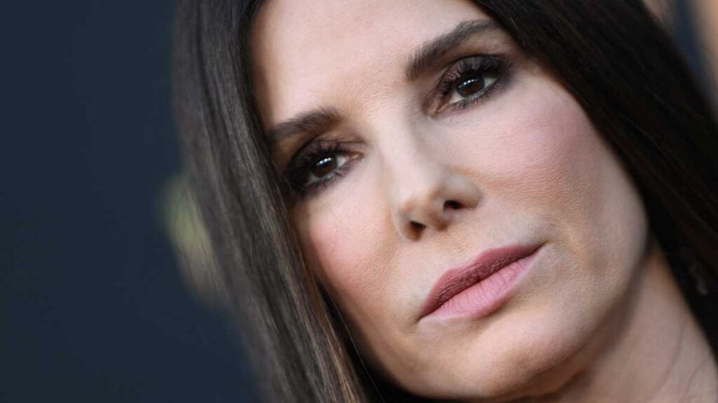 ¿Más joven? Así luce Sandra Bullock luego de visita al cirujano plástico