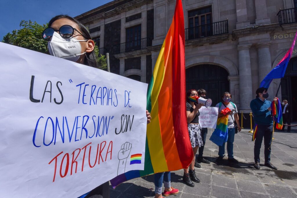 "Habrá sanciones" Prohíbe Senado definitivamente terapias de conversión en México