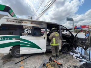 Combi se incendia en la avenida López Portillo de Cancún 