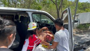 Van de turismo se impacta contra autobús Del Valle en Cancún