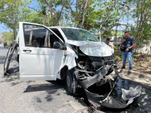 Van de turismo se impacta contra autobús Del Valle en Cancún