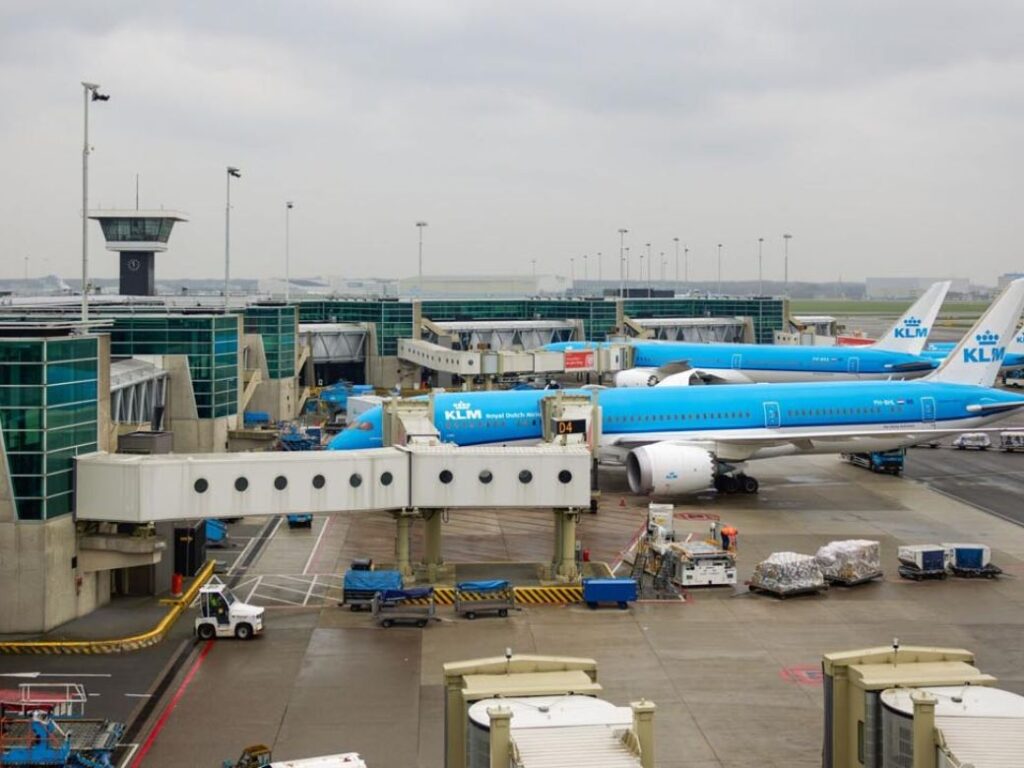 Accidente en avión en un aeropuerto acaba con la vida de un hombre.