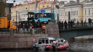 Camion con pasajeros cae a un rio y hay cuatro muertos VIDEO