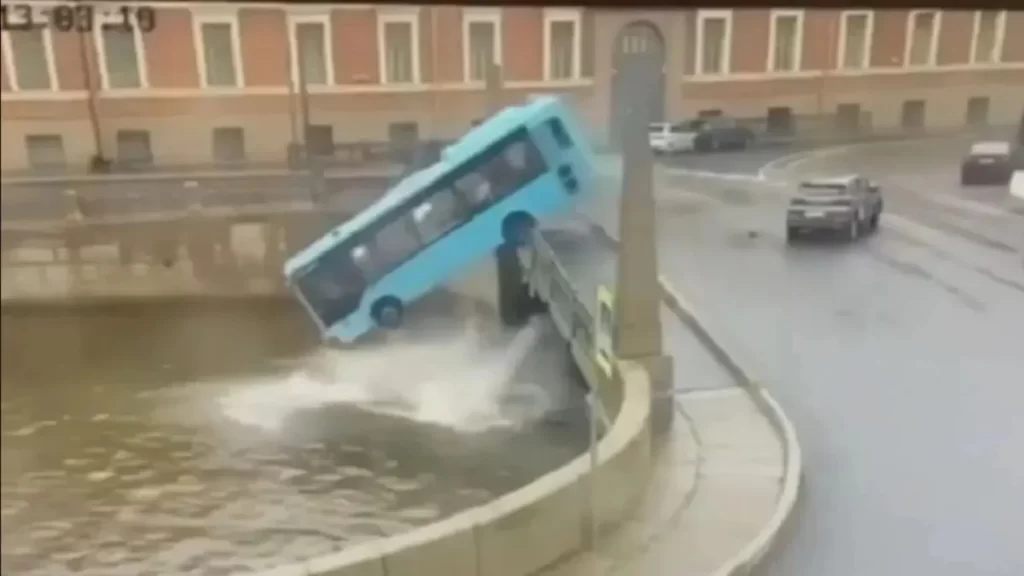 Camión con pasajeros cae a un río y hay cuatro muertos (VIDEO)