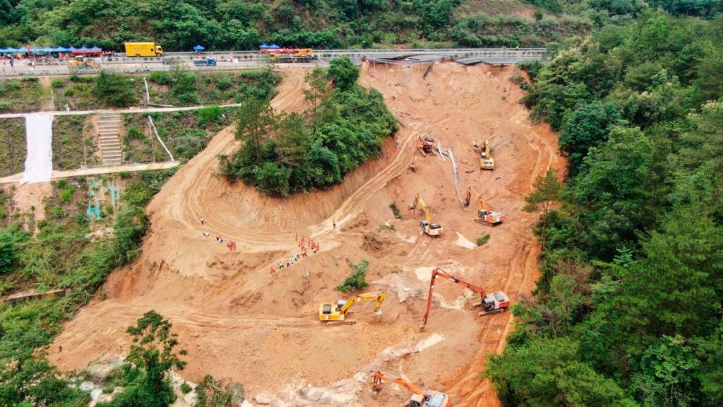 Casi 50 muertos tras colapso de carretera en China