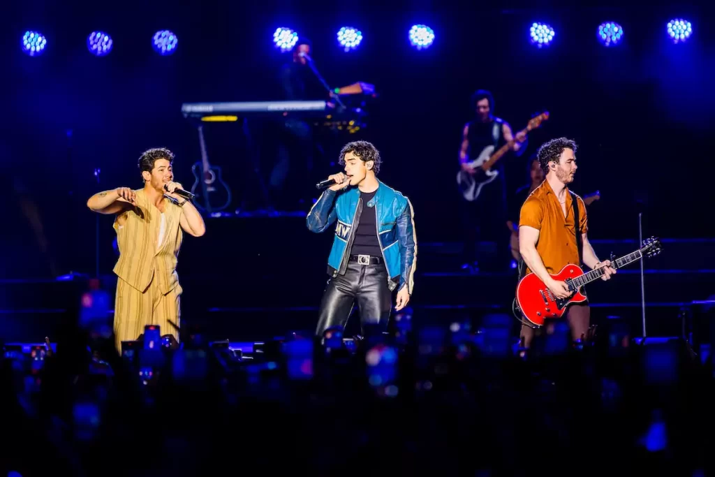 Jonas Brothers posponen conciertos en México, anuncian fechas nuevas.