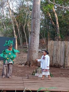 Ninos presentan obra en el teatro en la selva de Xocen la Edad Feliz 3
