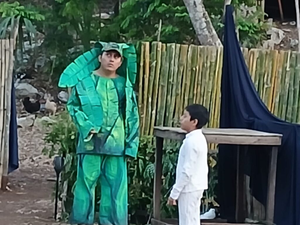 Niños presentan obra en el teatro en la selva de X'ocen, la "Edad Feliz"