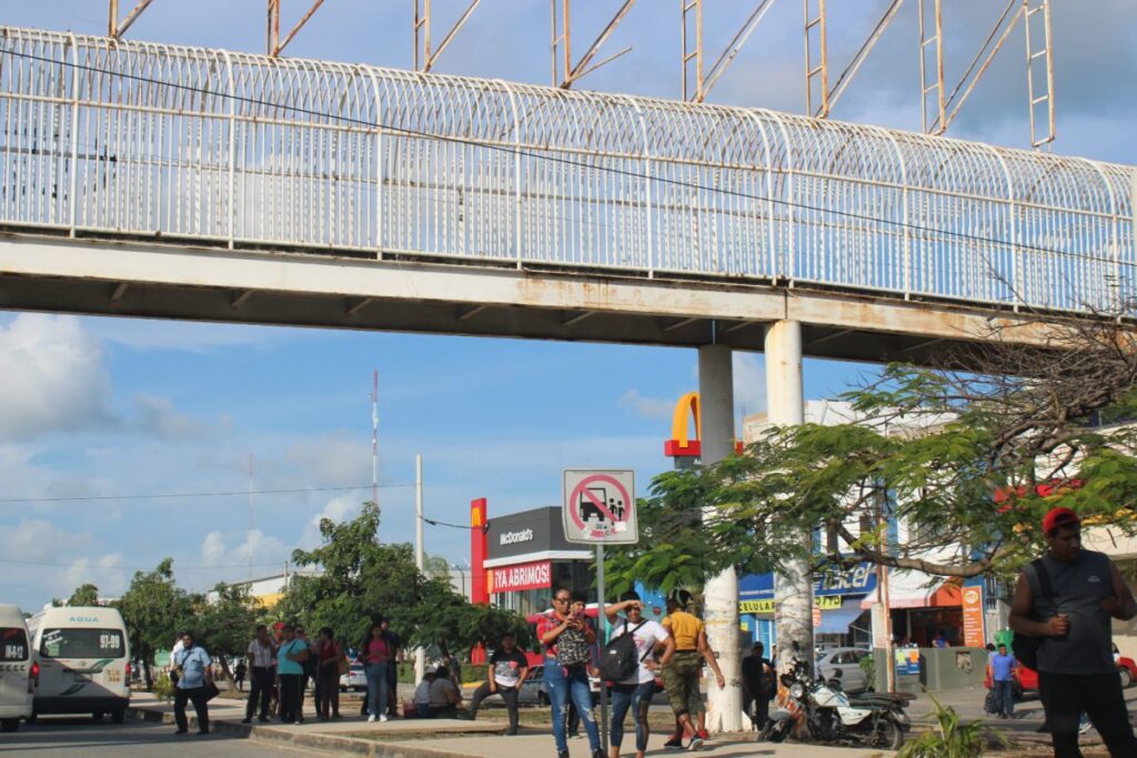 Puente de avenida Tulum comienza a ser desmontado