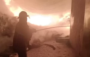 Se incendia fabrica de velas en Puebla VIDEO