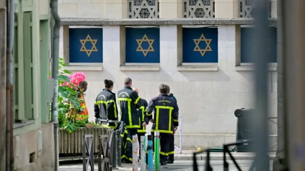 Sujeto intentó incendiar sinagoga en Francia y policía lo mata.