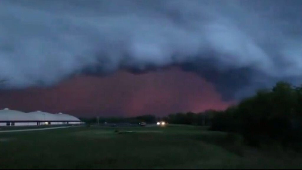 Tormentas y tornados azotan Estados Unidos (VIDEO)