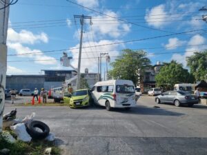 Urvan en Cancun se impacta contra auto y pasajeros terminan con multiples lesiones 2